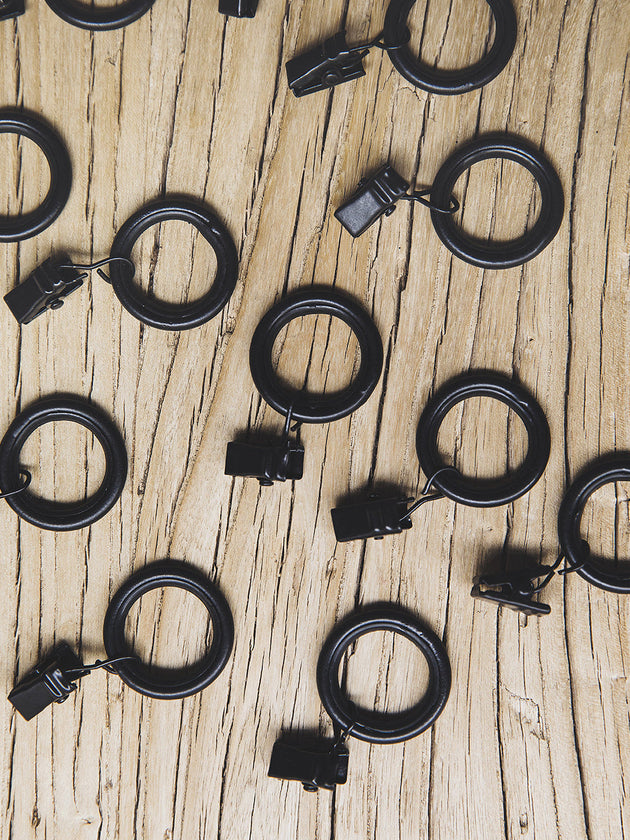 Anneaux-pinces noirs pour accrocher des rideaux sur une tringle