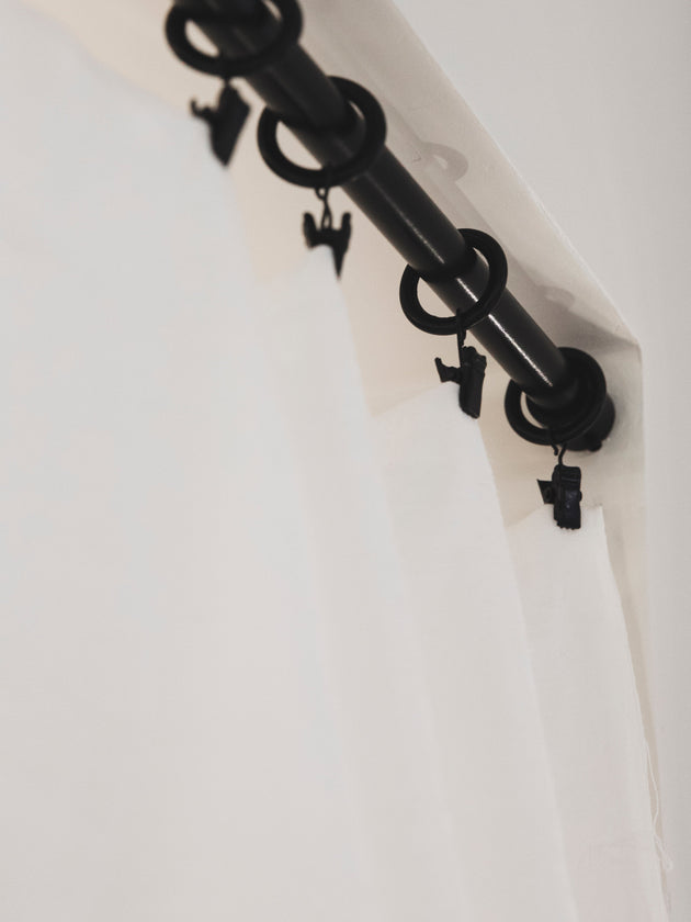 Détail de la tringle à rideaux Ida fabriquée en acier peint