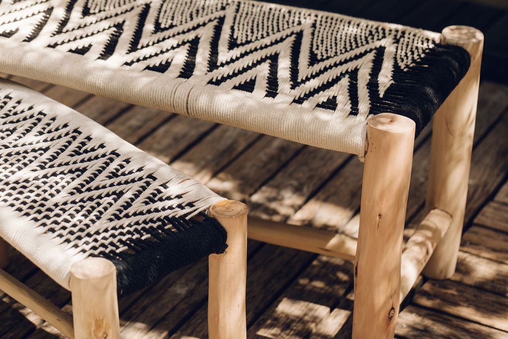 Banc blanc et noir ou bout de lit tressé en coton et bois d'eucalyptus