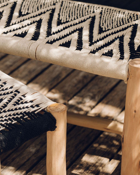 Banc blanc et noir ou bout de lit tressé en coton et bois d'eucalyptus