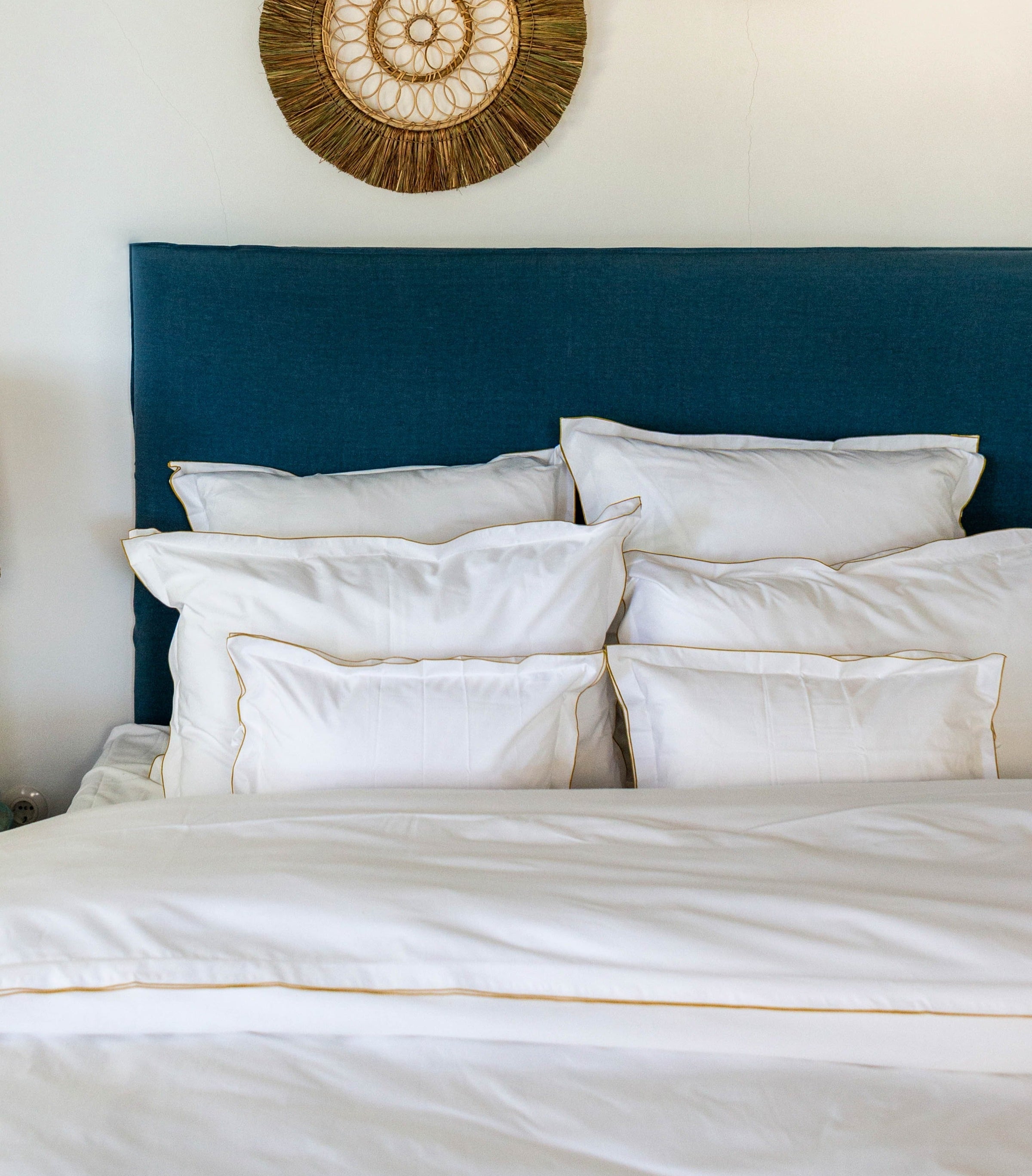 Literie : linge de lit en percale de coton bio blanc avec une surpiqure jaune
