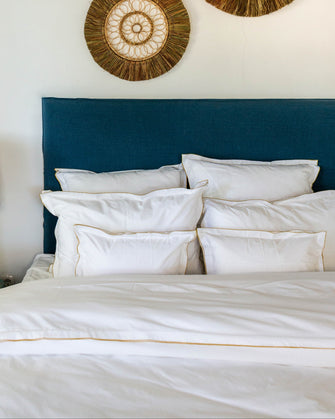 Literie : linge de lit en percale de coton bio blanc avec une surpiqure jaune