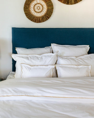Literie : linge de lit en percale de coton bio blanc avec une surpiqure jaune