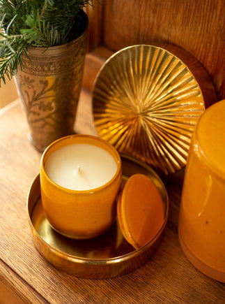 Bougie parfumée en cire végétale et minérale dans son pot en terracotta