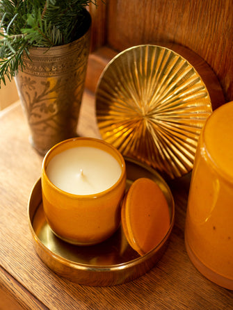 Bougie parfumée en cire végétale et minérale dans son pot en terracotta