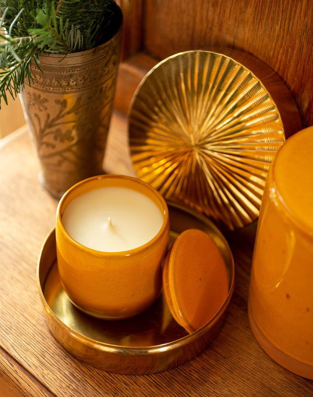 Bougie parfumée en cire végétale et minérale dans son pot en terracotta