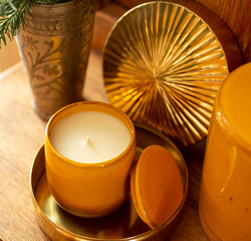 Bougie parfumée en cire végétale et minérale dans son pot en terracotta