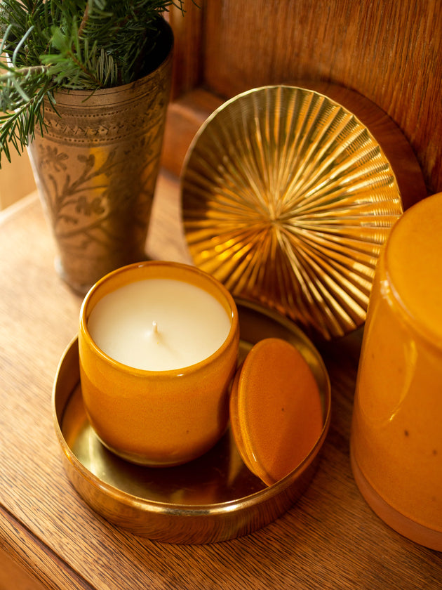 Bougie parfumée en cire végétale et minérale dans son pot en terracotta