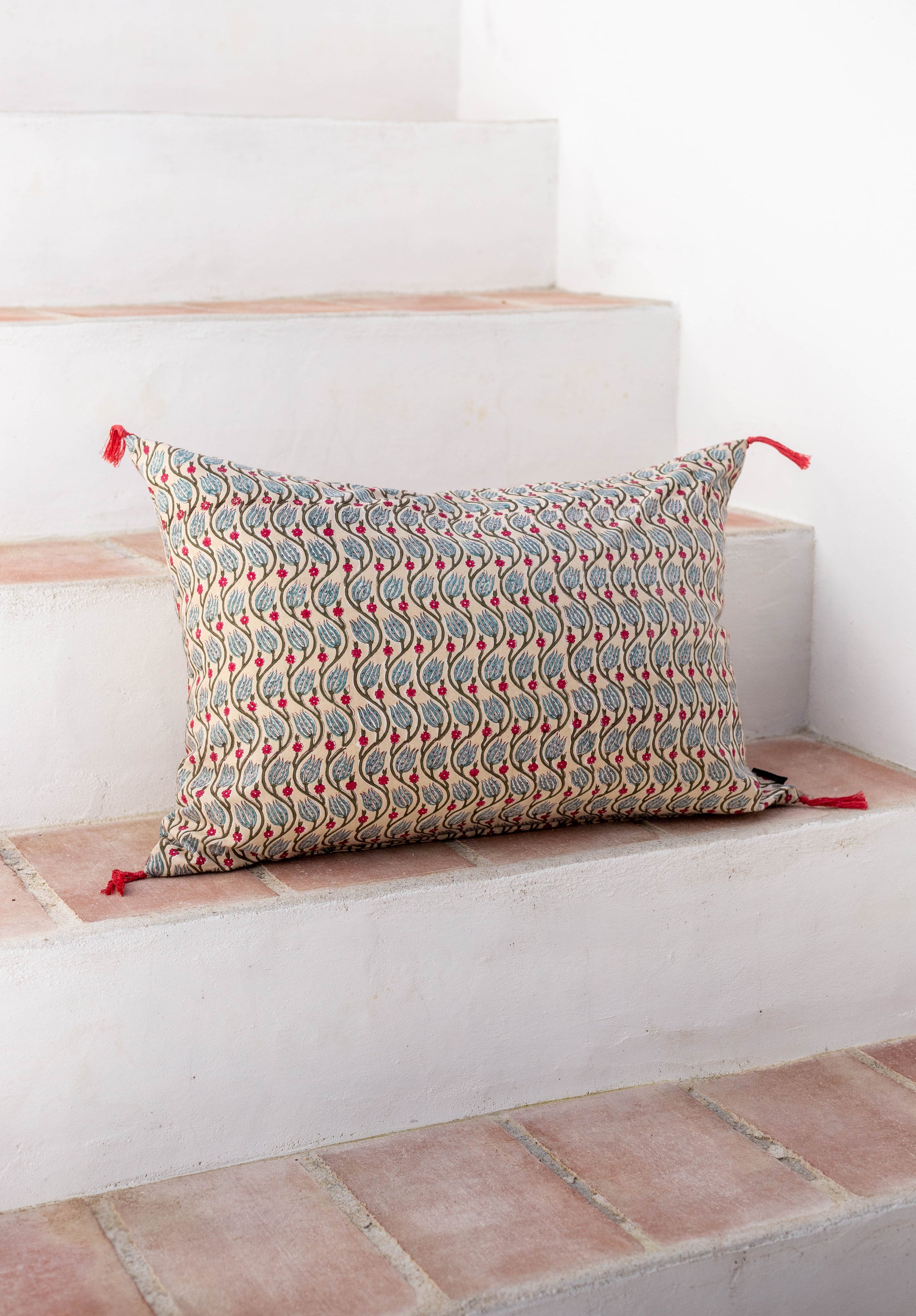 Housse de coussin avec pompoms motif végétaux