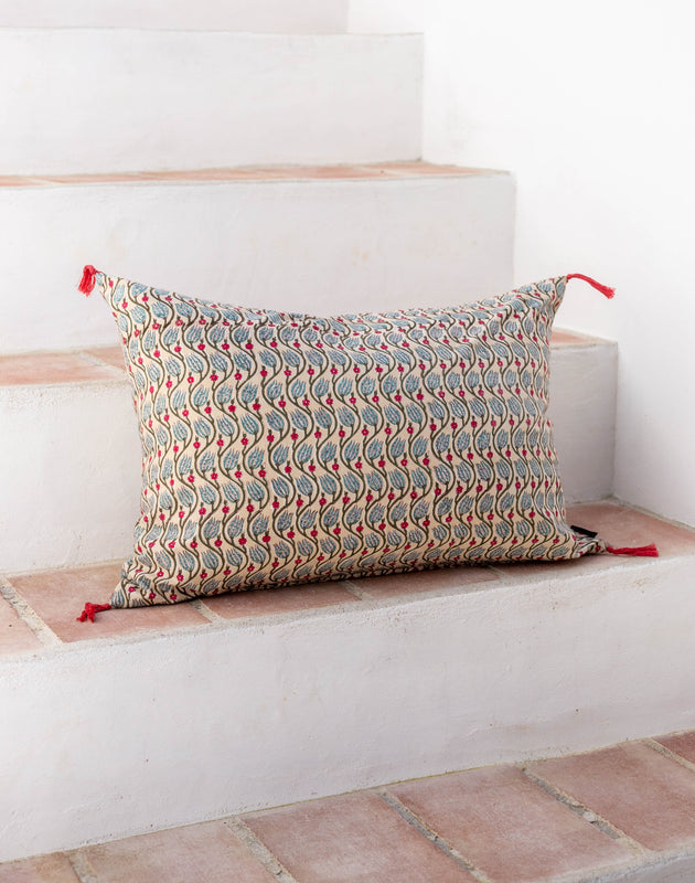 Housse de coussin avec pompoms motif végétaux