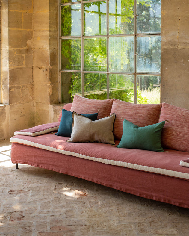 Grand divan Calife avec sa multitude de coussin et ses coussins d'accoudoirs