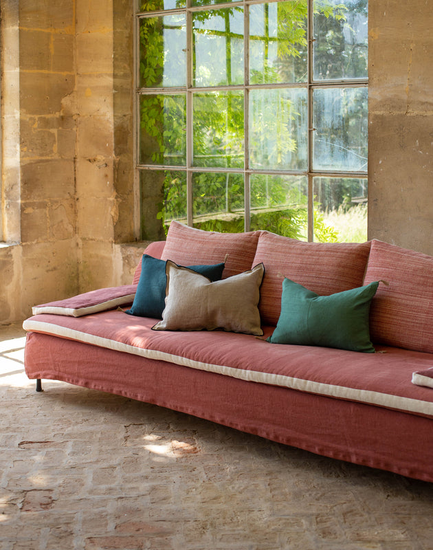 Grand divan Calife avec sa multitude de coussin et ses coussins d'accoudoirs