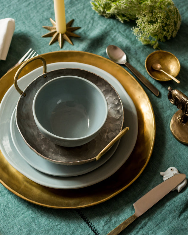 Table doré pour les fêtes avec bougeoir pour chandelle