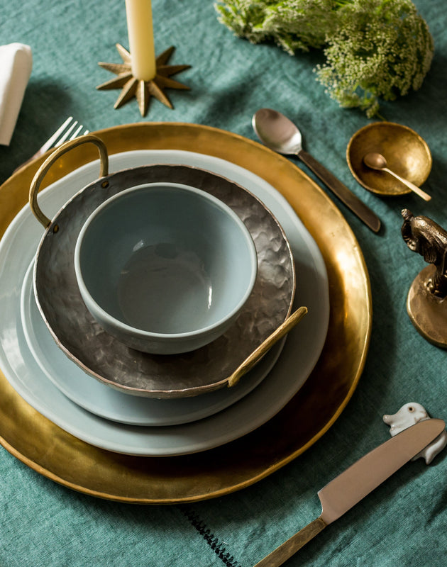 Table doré pour les fêtes avec bougeoir pour chandelle