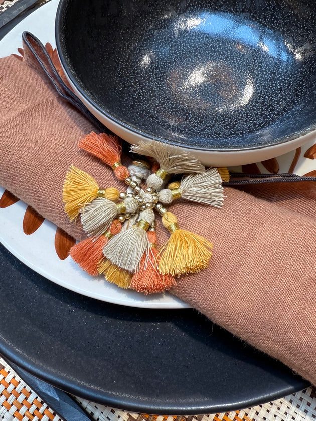 Serviette de table en lin et son rond de serviette à pompons