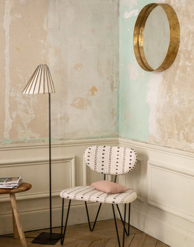 Pied de lampadaire en acier brut Ella noir et son abat-jour de lampadaire en fibre d'abaca