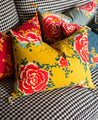 Housse de coussin aux motifs floraux en jaune
