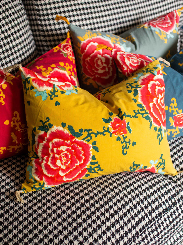Housse de coussin aux motifs floraux en jaune