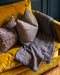 Housse de coussin Florio dans un salon coloré