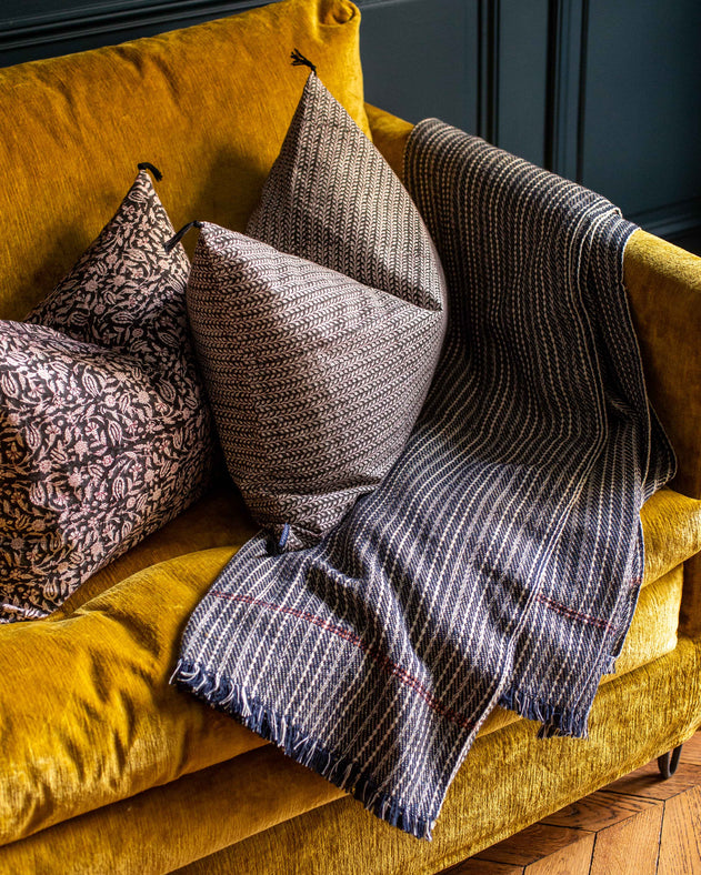 Housse de coussin Florio dans un salon coloré
