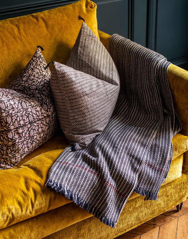 Housse de coussin Florio dans un salon coloré