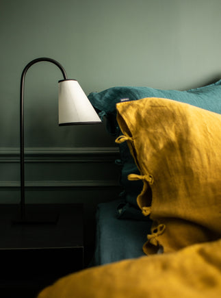 Pied de lampe à poser en acier brut noir Ella sur socle anguleux et son abat-jour en papier blanc Ella