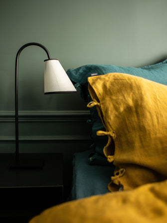 Pied de lampe à poser en acier brut noir Ella sur socle anguleux et son abat-jour en papier blanc Ella