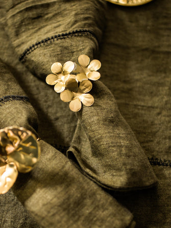 Rond de serviette élégant en métal doré Floria en forme de fleur