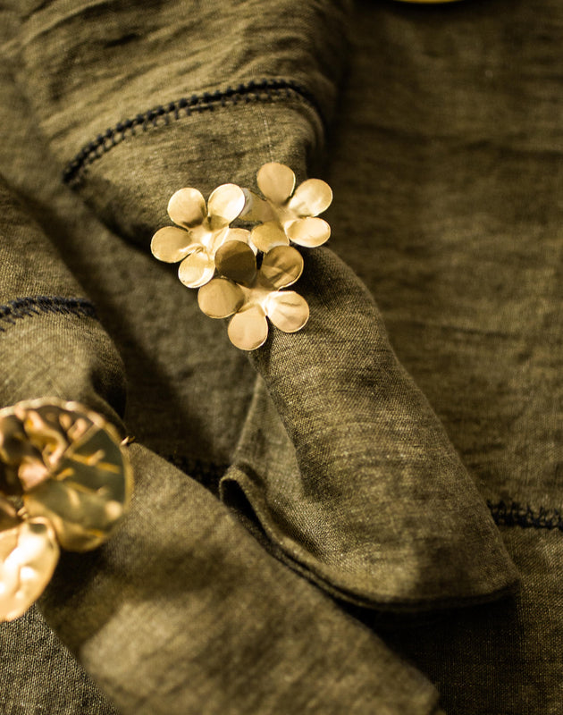 Rond de serviette élégant en métal doré Floria en forme de fleur