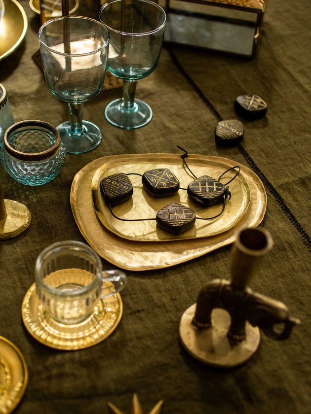 Verres à pied Hera sur une table à manger élégante