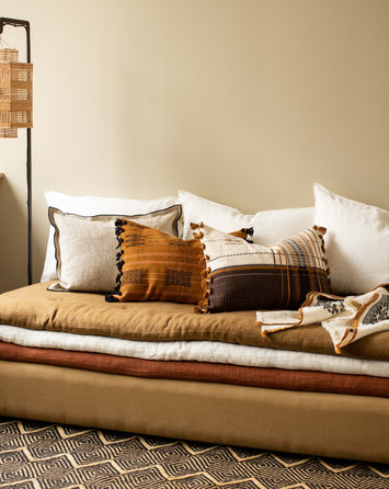 Divan marron confortable à personnaliser