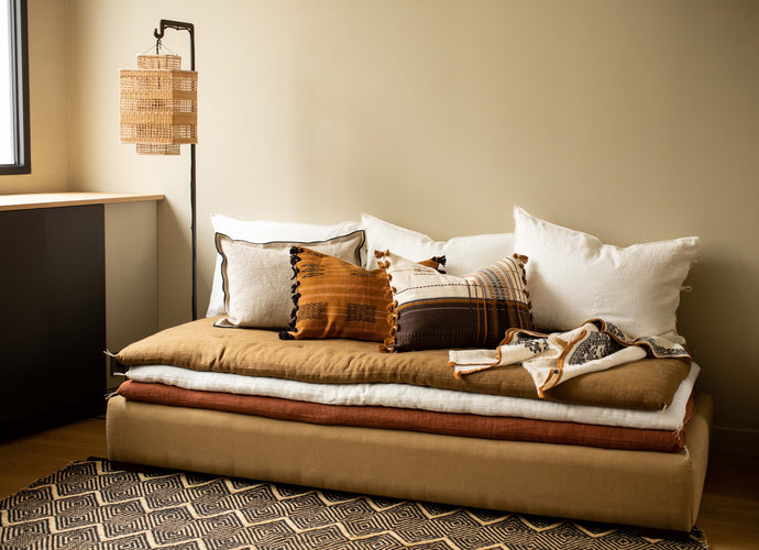 Divan marron confortable à personnaliser