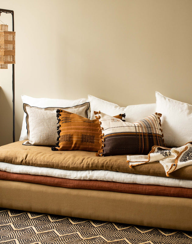 Divan marron confortable à personnaliser