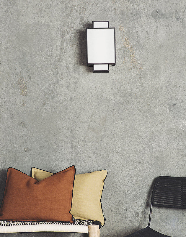 Applique murale en papier blanc avec des contours noirs