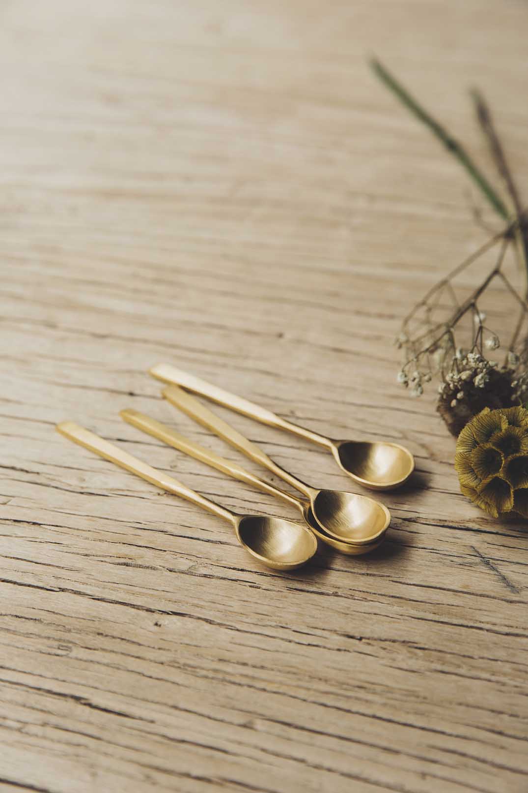 Set de petites cuillères dorées