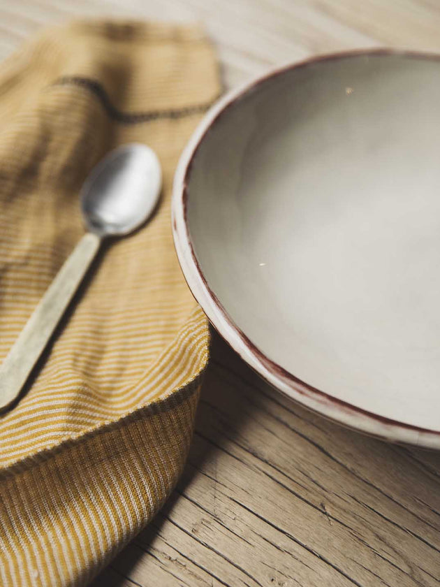 Assiette creuse en argile façonnée à la main