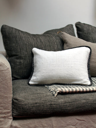 Housse de coussin Khadi blanche en khadi de coton et contours noirs