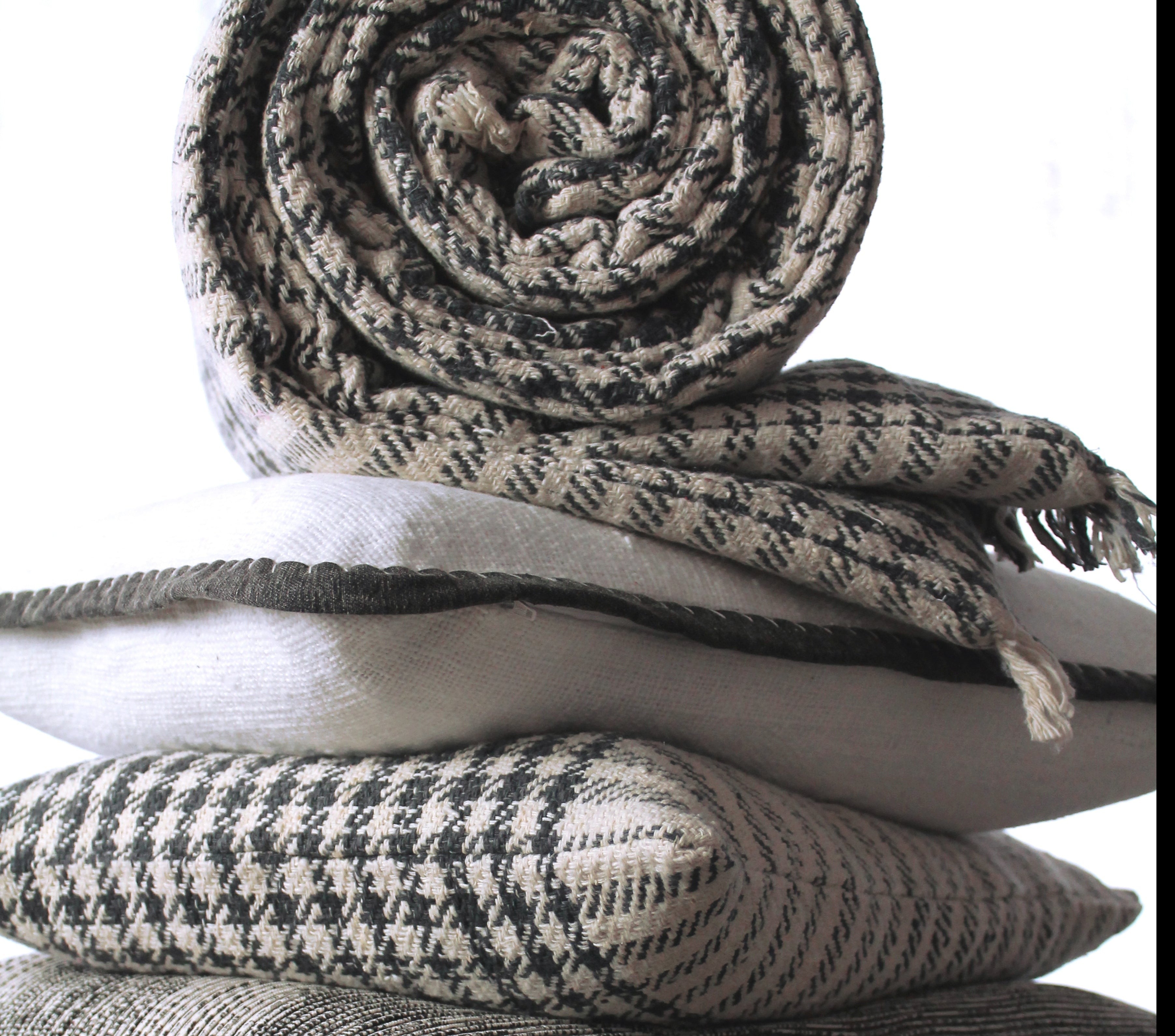 Housse de coussin Khadi à fond blanc et contours noirs 