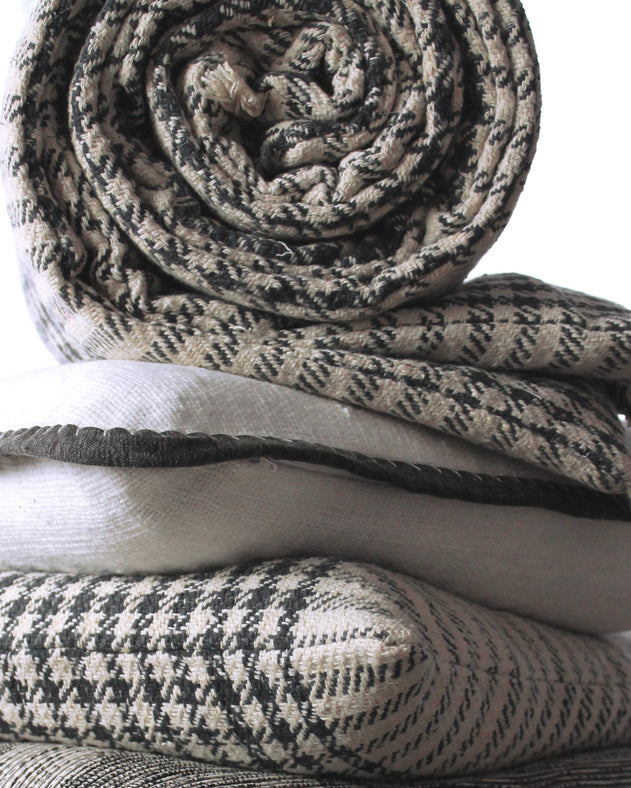Housse de coussin Khadi à fond blanc et contours noirs 