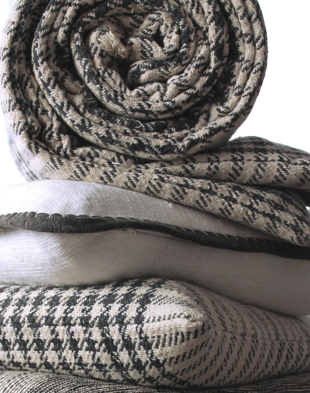 Housse de coussin Khadi à fond blanc et contours noirs 