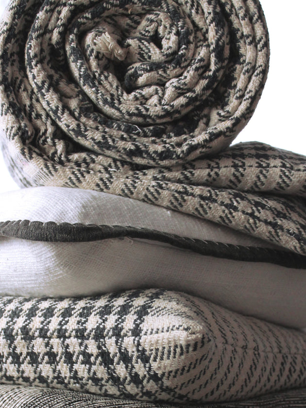 Housse de coussin Khadi à fond blanc et contours noirs 