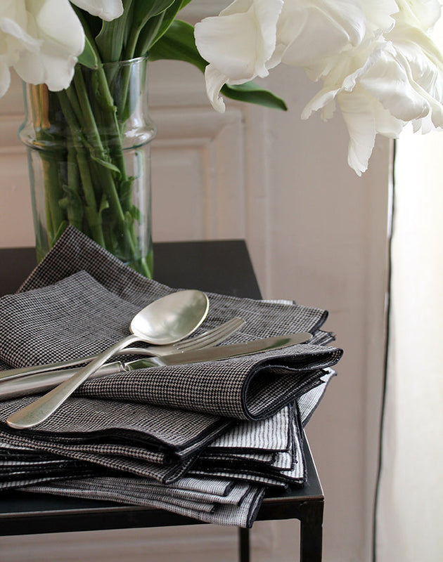 Décoration d'intérieur : console en acier brut noir