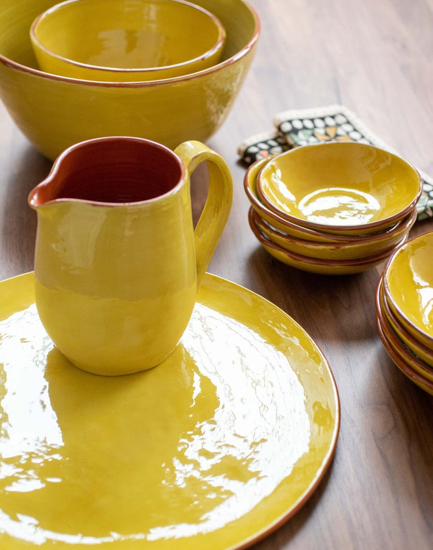 Vaisselle en argile jaune : la carafe