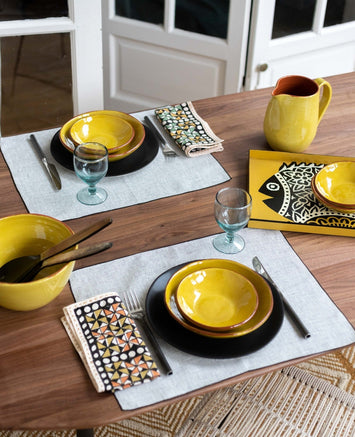 Vaisselle jaune en argile pour une table colorée