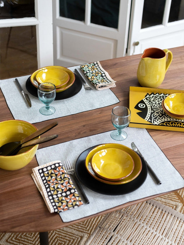 Vaisselle jaune en argile pour une table colorée