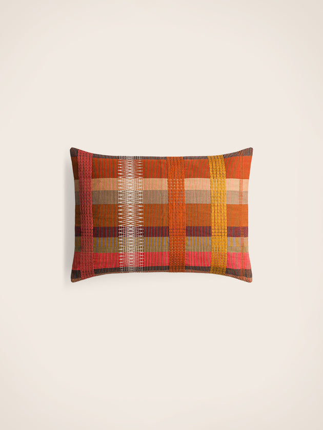 Packshot du coussin Loren en coton et à rayures multicolores