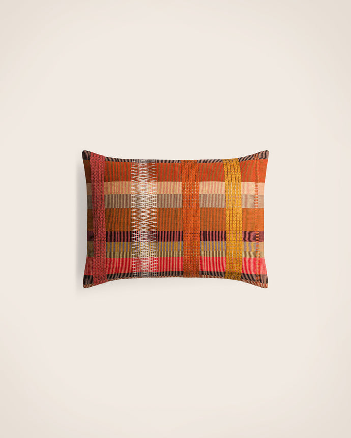 Packshot du coussin Loren en coton et à rayures multicolores