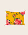 Housse de coussin aux motifs floraux jaune curcuma