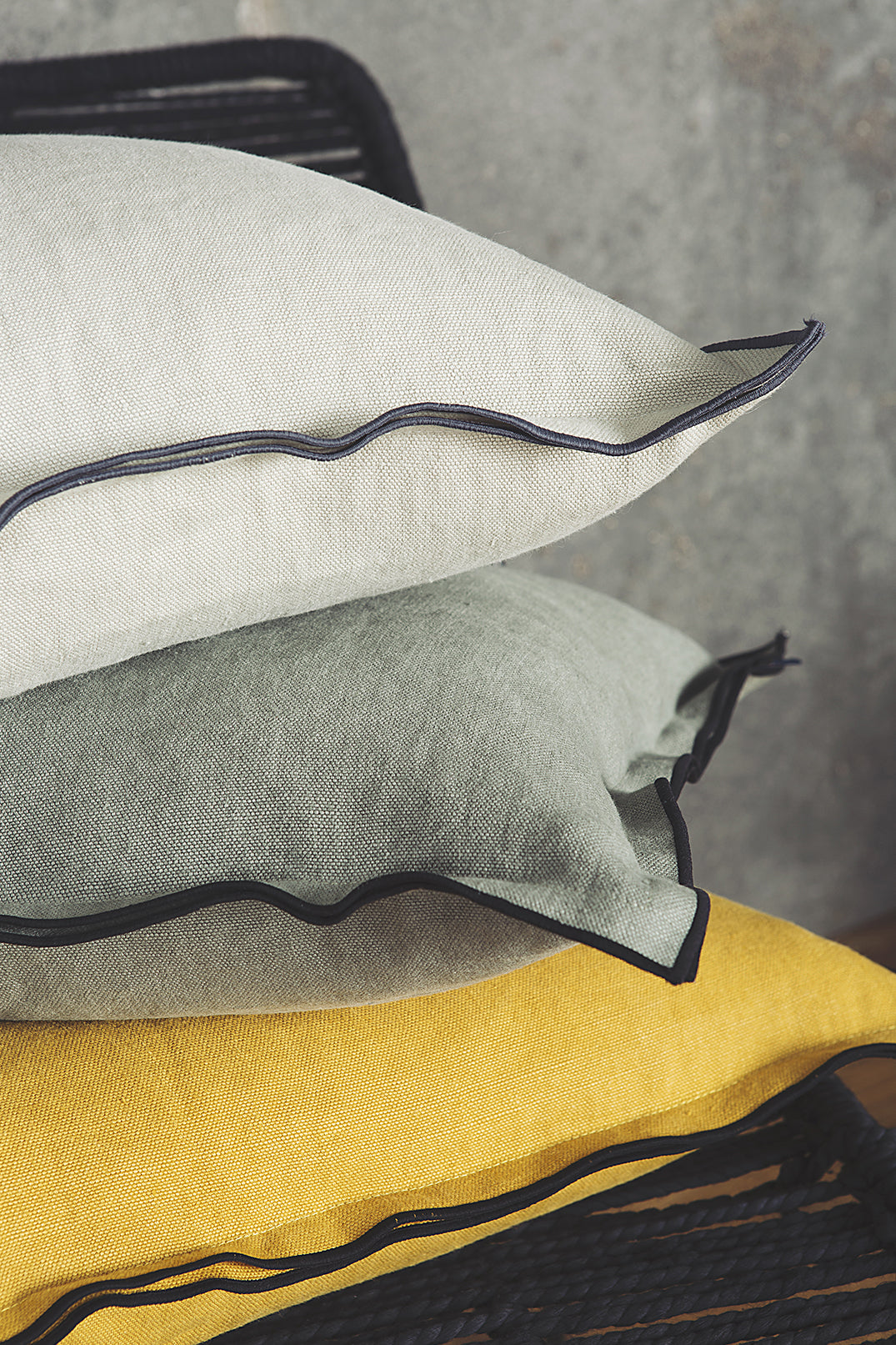 Housse de coussin en lin avec un bord noir en blanc, sauge et moutarde