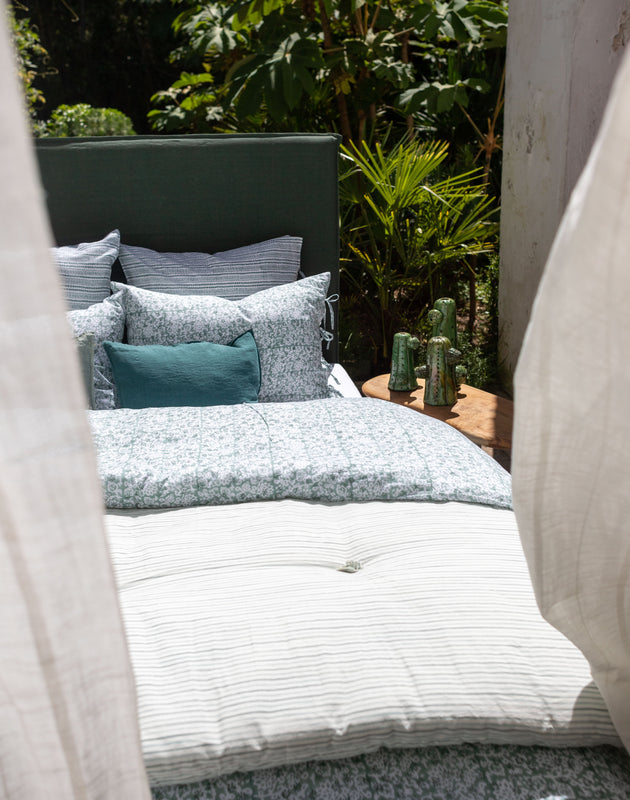 Linge de lit bleu pour l'été